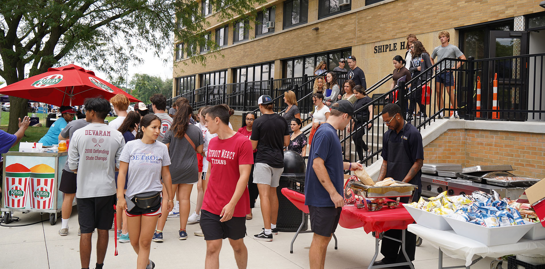Students gather outside Shiple Hall to enjoy a variety of food and frozen ices during move-in day.